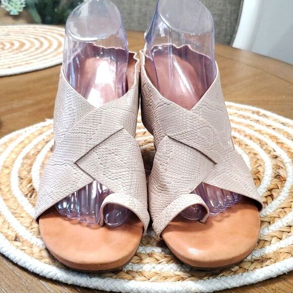 Gentle Souls Inna Leather Wedge, Women’s Embossed Sandal, Size 9.5 - Picture 3 of 9